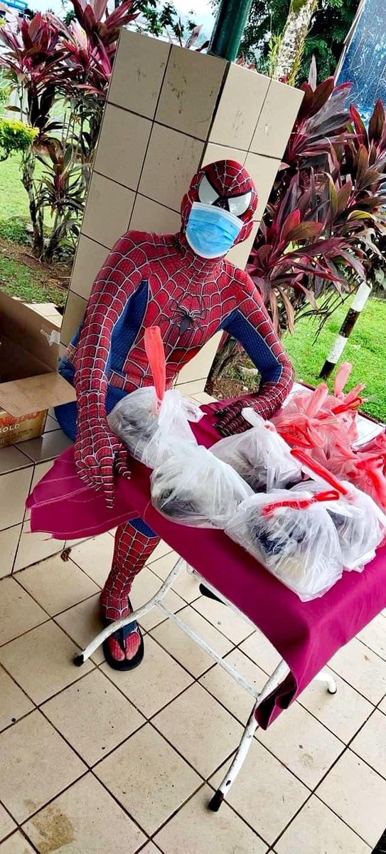 tvsarawak's tweet image. Nang kreatif! SPIDERMAN SERIAN menjual ‘Mee Sapi’ dan ‘Nasi Goreng’ di perhentian bas depan Hospital Serian. Yang penting spidermen jaga SOP dan juga guna pelitup muka. 😷

Kredit: Chua Andrew 

#pkp2021 #Spiderman