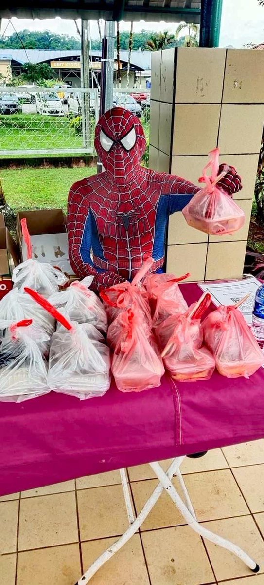 tvsarawak's tweet image. Nang kreatif! SPIDERMAN SERIAN menjual ‘Mee Sapi’ dan ‘Nasi Goreng’ di perhentian bas depan Hospital Serian. Yang penting spidermen jaga SOP dan juga guna pelitup muka. 😷

Kredit: Chua Andrew 

#pkp2021 #Spiderman