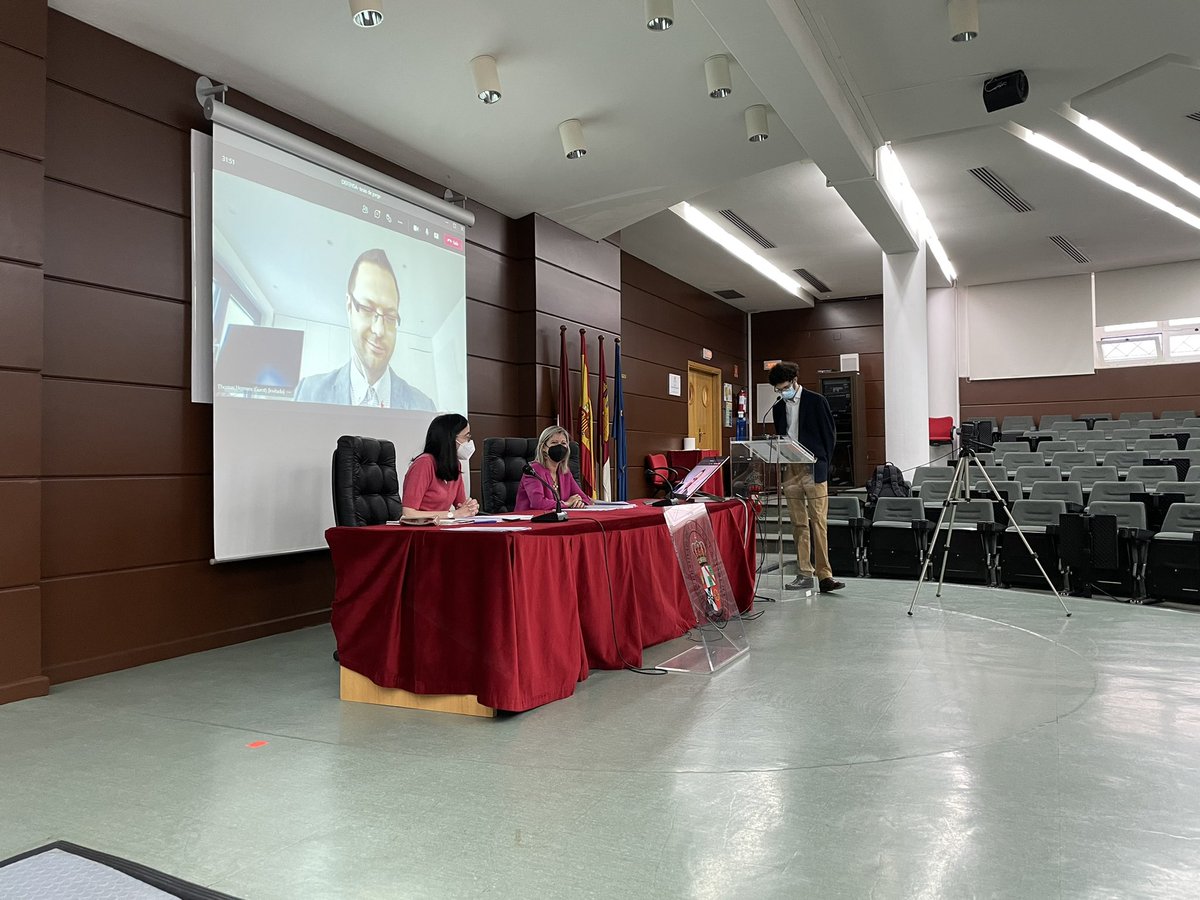 MNanochemistry's tweet photo. Un día grande en el grupo. Nuestro compañero y amigo Jorge Leganés Bayón, presenta su tesis titulada “Smart Hydrogels based on 1,3,5-triazines for Hydrophobic Drug delivery applications”. @IRICA_uclm @FCTQ_uclm tesis dirigida por @SoniaMerinoG #AnaSanchez #PhDone #chemtwitter https://t.co/HcuK8pNBiE