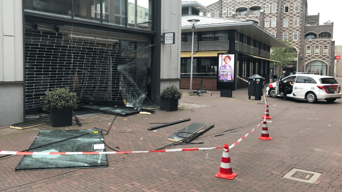 Politie roept hulp van Utrechters in bij oplossen ramkraak op parfumerie in Vleuten. via @duicnl.