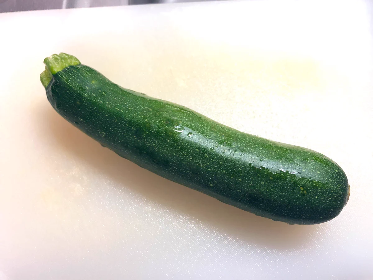 ズッキーニを存在感抜群にする調理方法？縦切りにして両面焼く！