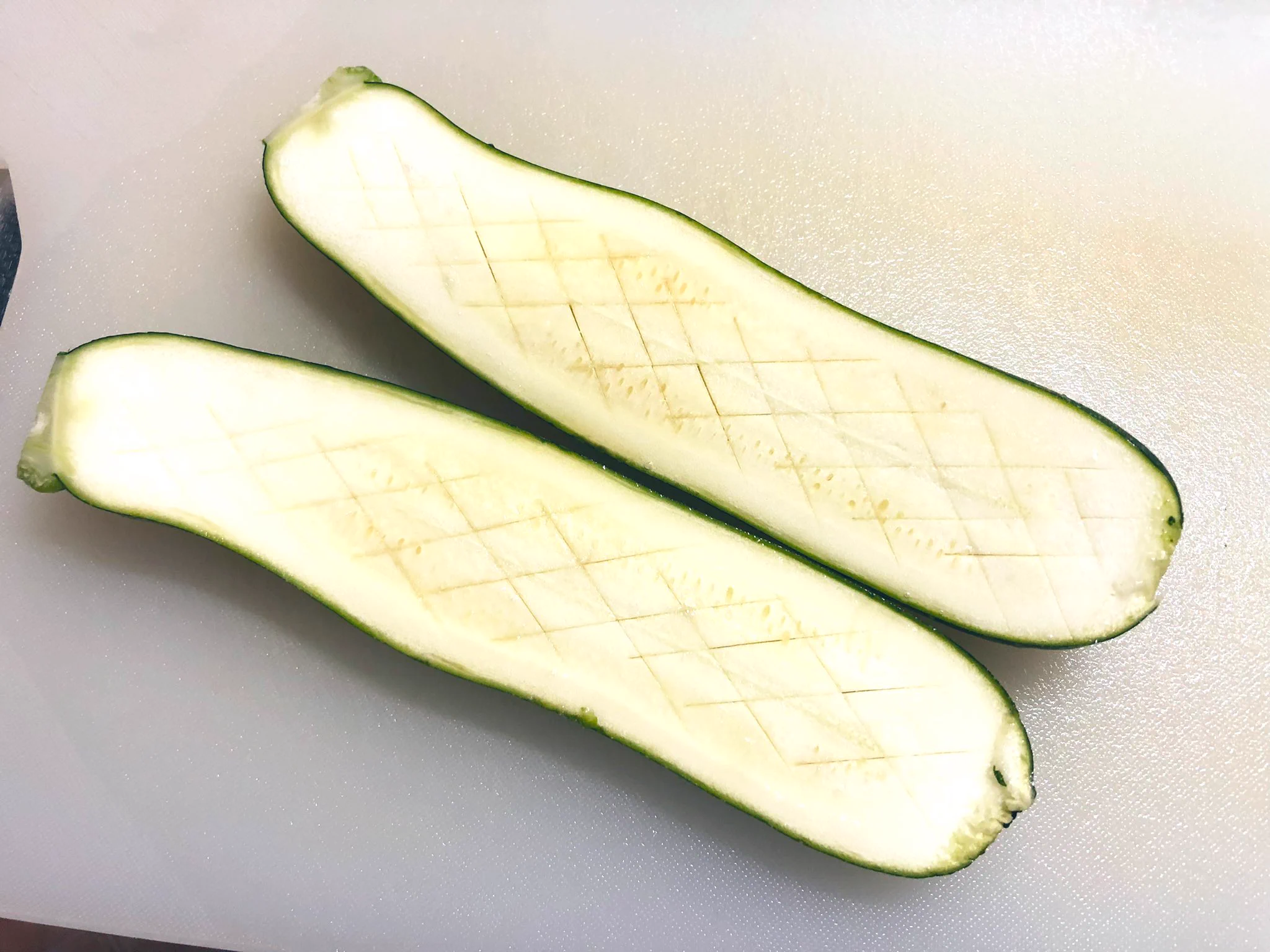 ズッキーニを存在感抜群にする調理方法？縦切りにして両面焼く！
