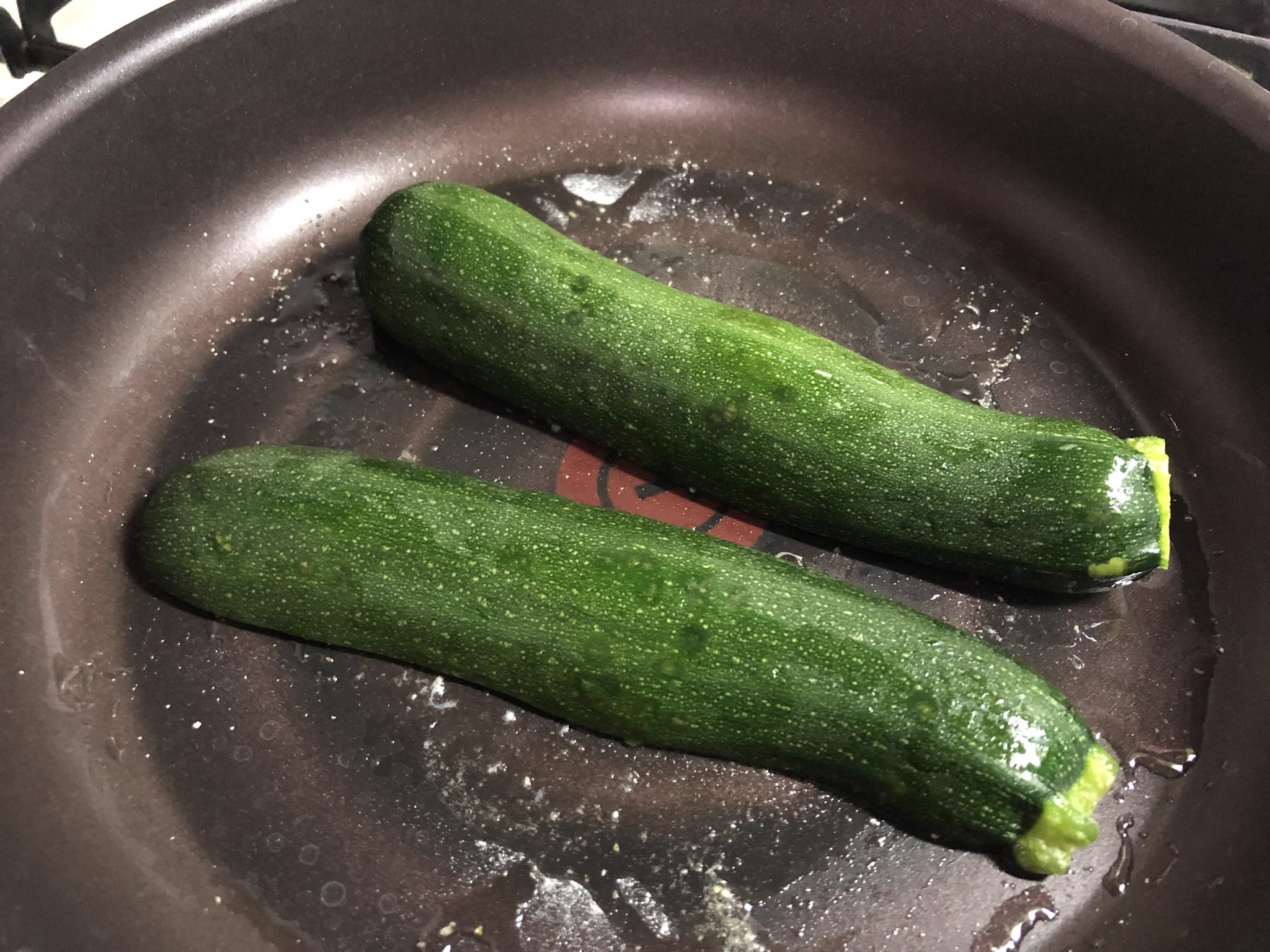 ズッキーニを存在感抜群にする調理方法？縦切りにして両面焼く！