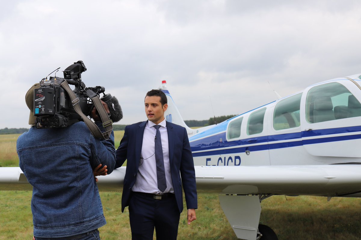 Thomas_Mng's tweet photo. Face à l’inaction du Gouvernement à informer les Français sur l’élection de de dimanche prochain, en #CentreValdeLoire nous mobilisons nos électeurs par la terre mais aussi par les airs.
Face à la gauche, nous appelons à un sursaut démocratique! 
#DimancheJeVoteRN @Al_Nikolic ! https://t.co/Ggj8h1foFu
