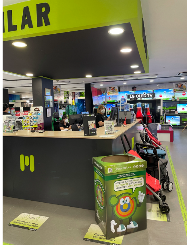 FAELactualidad's tweet photo. 🤝 Más #ECOTiendasFAEL #TiendasdeAQUÍ a la red de #ECOpuntos de #RAEE- #PAE
➡️ En este caso se ha entregado un nuevo contenedor a MILAR Lucena en Lucena (Córdoba)
#comercilocal #economiacircular #comprayrecicla https://t.co/Mq9rNjGtFW