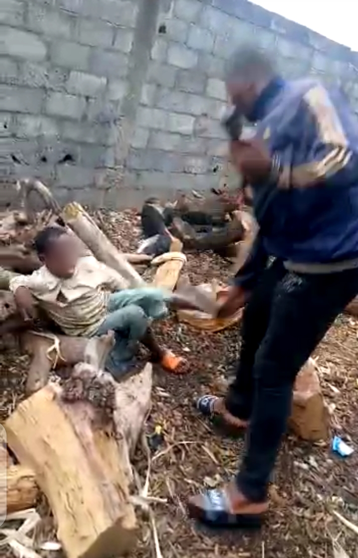 MimiMefoInfo's tweet photo. Outrage as warder tortures IDP kids in Foumbot
The kids, Mimi Mefo Info gathered, belong to a relative caught up in the war in the North West and South West regions.
Details below 👇🏾
https://t.co/vmtEtGf3Sh https://t.co/1HSNjrqPVI