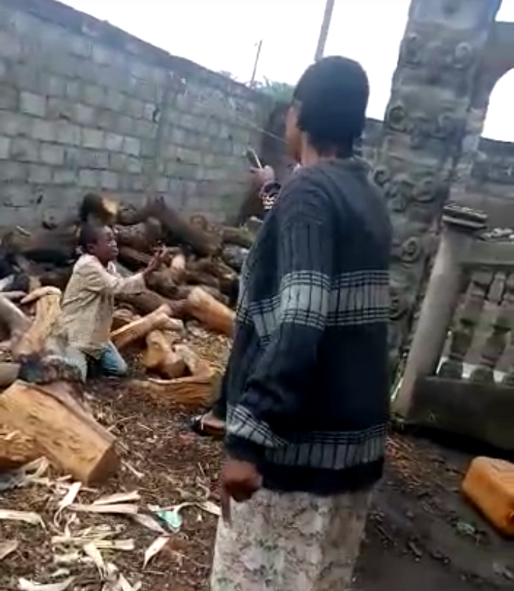 MimiMefoInfo's tweet photo. Outrage as warder tortures IDP kids in Foumbot
The kids, Mimi Mefo Info gathered, belong to a relative caught up in the war in the North West and South West regions.
Details below 👇🏾
https://t.co/vmtEtGf3Sh https://t.co/1HSNjrqPVI