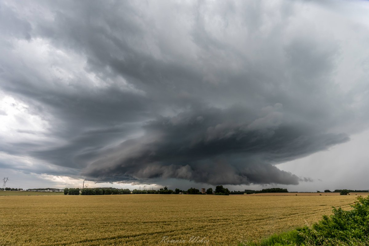 Voici la #supercellule qui a touché #Lyon et sa région, hier soir. Très belle photo par Romain Weber. #orage #keraunos #supercell 