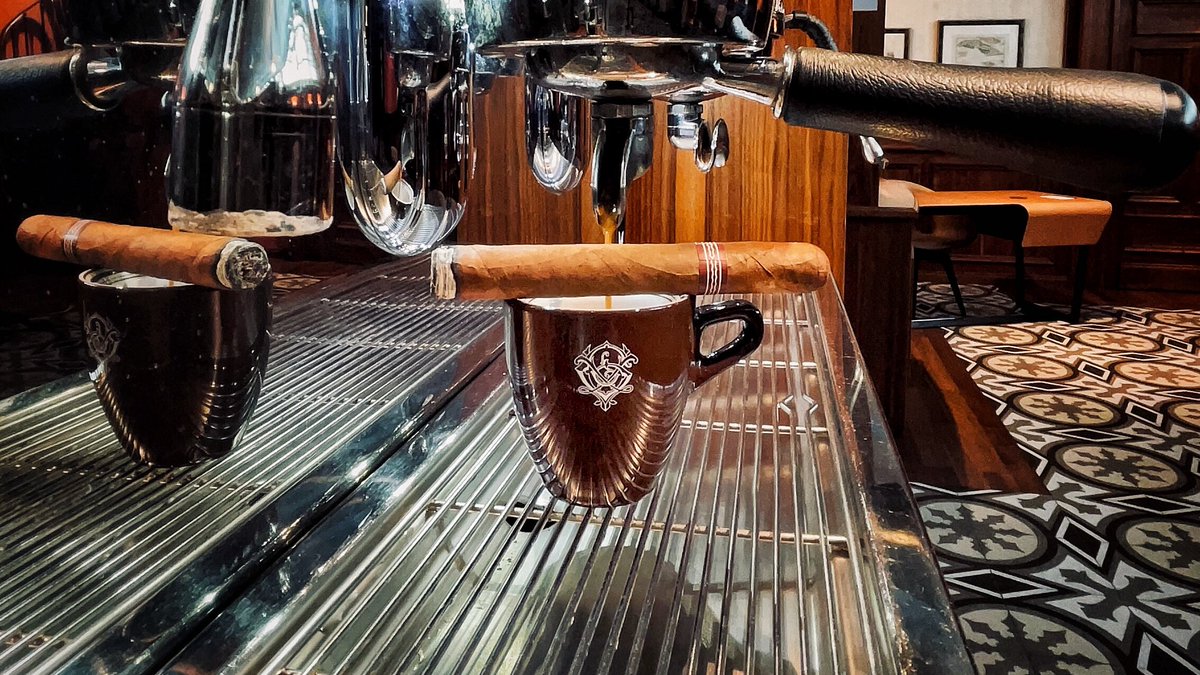 houseofgrauer's tweet photo. Usual Thursday post-lunch smoking break💨🇨🇺💯
Wishing you all a great afternoon 😉
#vintagecubancigar #vintagecigar #agedcigar #cubancigars #victoriaarduino #coffee #barista #smokingbreak #cigaraficianado #habanos #habanosspecialist #cigarshop #houseofgrauer https://t.co/sNBFcioJIr