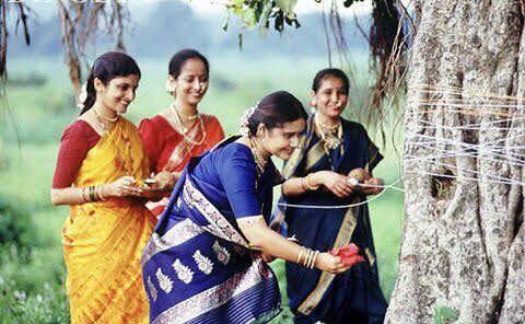 KhakiLab's tweet photo. Today, #Mumbai's married women celebrate #VatPurnima. They undertake a fast so that they can enjoy marital bliss with the same husband for seven births, recalling the legend of #Savitri and #Satyavan, and tie a ceremonial thread around a vat (banyan tree).
Pic: IndiaMarks https://t.co/dvd3kQkYlw