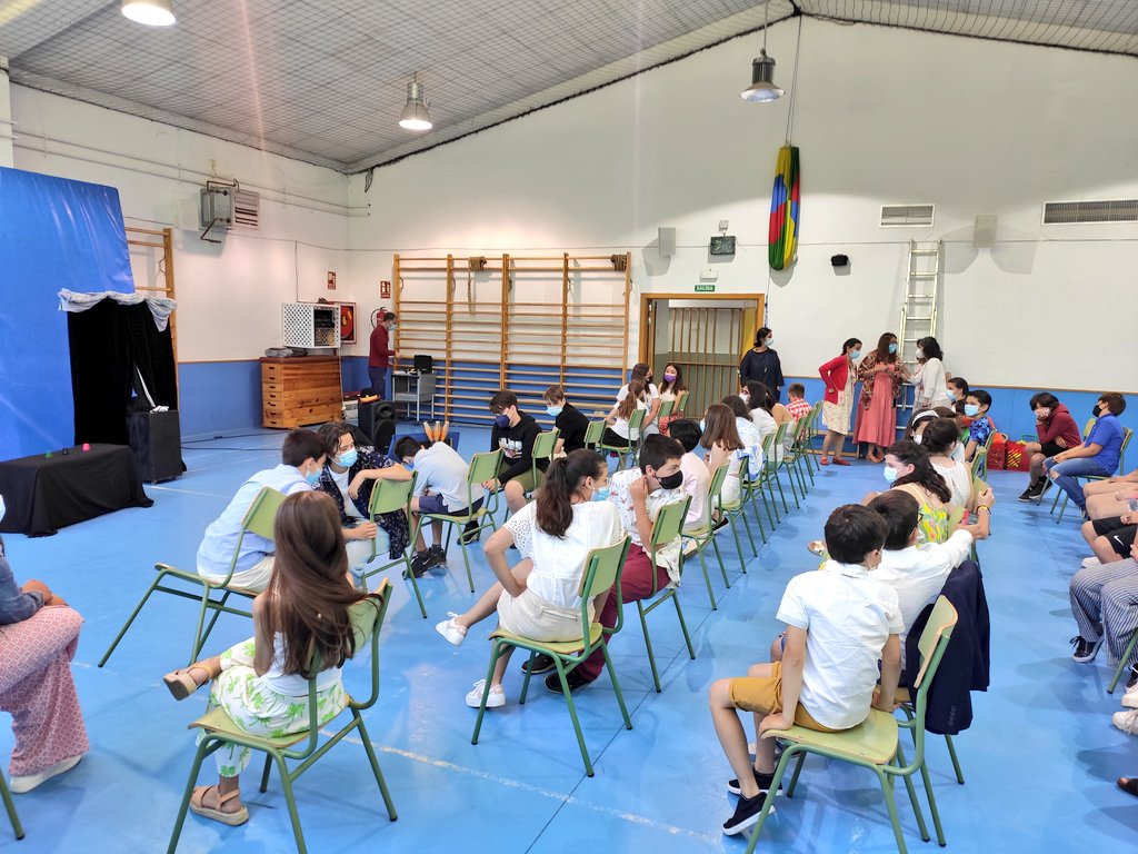 A punto de comenzar la Fiesta de Graduación de nuestros chic@s de 6° de primaria!!!! ¡¡¡Què guap@s están todos!!!