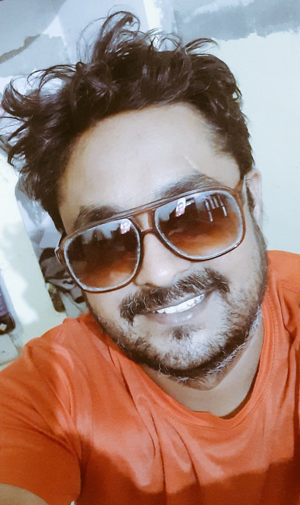 Kanchan_101's tweet photo. @modi_fan56
गोरे गोरे मुखड़े पे भूरा भूरा चश्मा 😂
क्या खूब लगे मेरे देव भैय्या 😍
#HBD_Dev
जन्मदिन की बहुत बहुत शुभकामनाएं 💐 https://t.co/DcQ6lTJ2QO