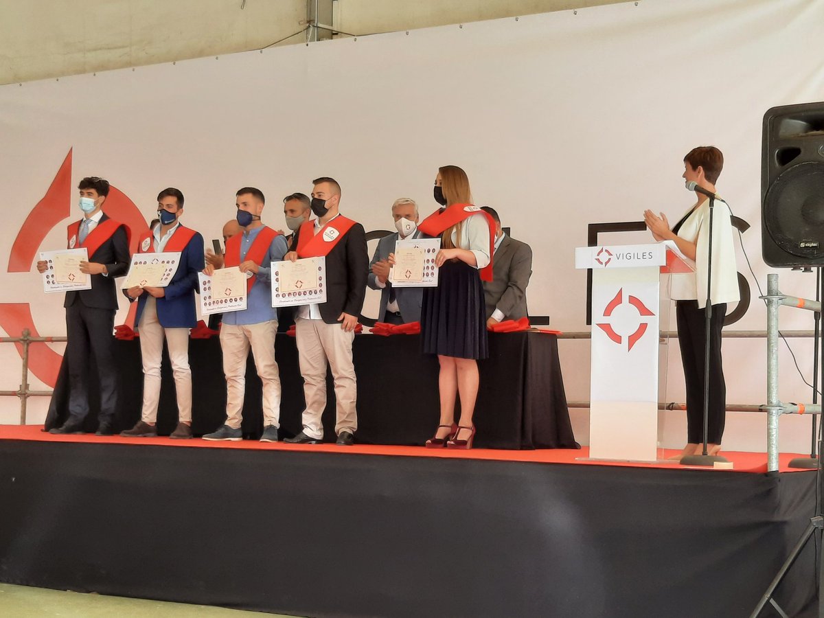 Acto de graduación de la 1° promoción de Coord. y Técnicos en Emergencias y Protección C. del IFP VIGILES, con la presencia del Viceconsejero, <a href="/CarlosNovilloPi/">Carlos Novillo Piris</a>. Un arduo esfuerzo, que convierte a los alumnos en profesionales capacitados para integrarse en el mundo laboral.