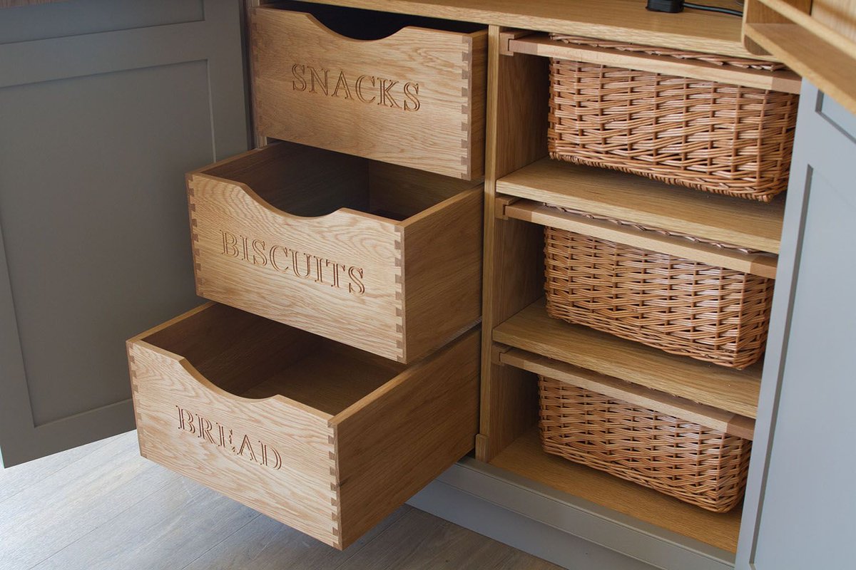 The personalised cupboard in the Raynham Kitchen is perfect for your food organisation, so that everything is at hand just when you need it! nakedkitchens.com/kitchens/portf… #NakedKitchens #TrulyBritishTrulyBespoke