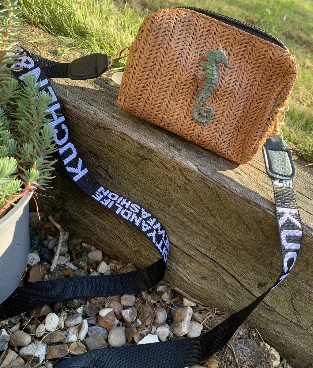 We have a new collection coming out soon and these are our bags with interchangeable front pieces.
More on these soon.
divinecurriosities.co.uk

#earlybiz #bags #strawbags #summerfashion #seahorses