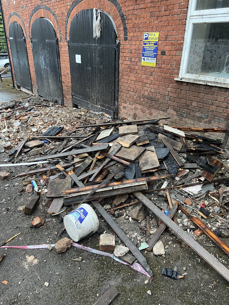 SFRS_MDrayton's tweet image. 3/3 Severe fire on 1st floor of property 🔥 8xBA 👩🏻‍🚒👨🏻‍🚒 4HRJs 💦 1JET 💦 13.5m ladder 🪜 Rapid assertive #Firefighting by initial crews prevented far more serious fire 🔥 Fantastic display of #TeamWork from crews and officers from 3 Counties 👩🏻‍🚒👨🏻‍🚒🚒🚗  #CrossBorderSupport 👍🏻