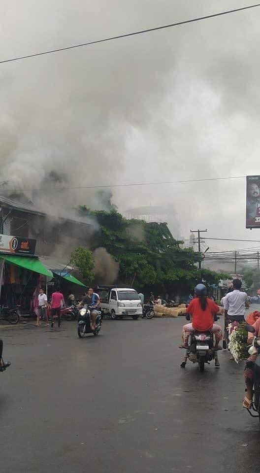 KayZarthu1's tweet photo. A fire broke out was seen in a market of Myitkyina, Kachin State today morning.
#AuspiceRefugees
#June24Coup 
#WhatsHappeningInMyanmar https://t.co/wWk0ijmGFp