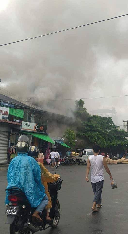 KayZarthu1's tweet photo. A fire broke out was seen in a market of Myitkyina, Kachin State today morning.
#AuspiceRefugees
#June24Coup 
#WhatsHappeningInMyanmar https://t.co/wWk0ijmGFp