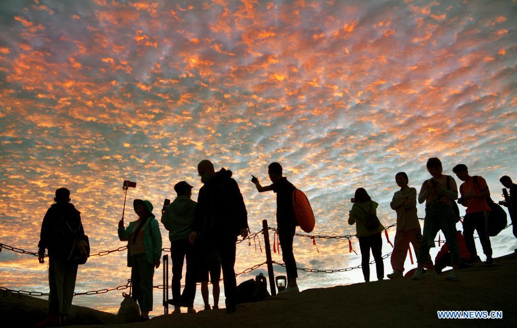 China__Focus's tweet image. 🌄Enjoy the pictureque sunset scenes of Mount #Huashan in northwest #China's #Shaanxi Province. Mount Huashan is known as one of China's Five Great Mountains, offering one of the steepest hikes in the world.