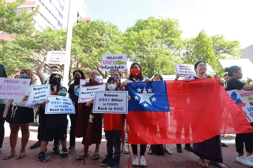 KayZarthu1's tweet photo. Myanmar Nationalities in NewYork staged a protest and urged US government to recognize @NUGMyanmar as a legitimate government and donated $ 1 billion as fund to NUG.
#AuspiceRefugees
#June24Coup 
#WhatsHappeningInMyanmar https://t.co/y7DhFlHTmG