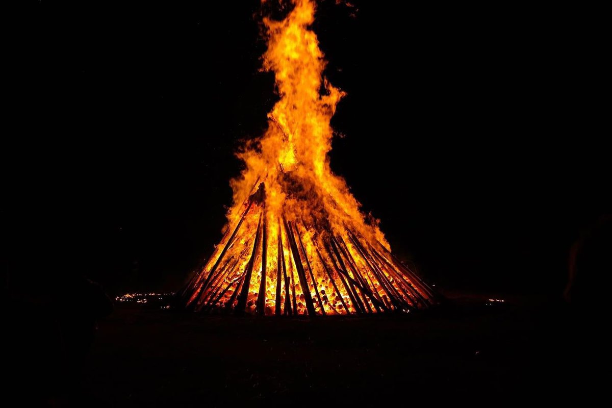 Hoy celebramos la llegada del solsticio de verano, festividad europea celebrada en Inglaterra, Irlanda, España, Portugal, Noruega, Dinamarca, Suecia, Finlandia o Estonia;  se enciende una hoguera con la intención de no apagar la luz del sol. #traducciones #NochedeSanJuan