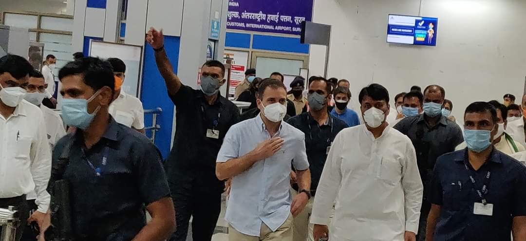 AmitChavdaINC's tweet photo. "सत्य मेव जयते"
अत्याचार और अधर्म के खिलाफ़ देश के लोगो की आवाज को बुलंद करने वाले देश के आम जनो के हक-अधिकार की लड़ाई हमेशा लड़ने वाले देश के जननेता आदरणीय @RahulGandhi जी समग्र गुजरात की जनता आपके साथ है।
सत्य की विजय होगी, असत्य की हार https://t.co/r3FSqKqbN7