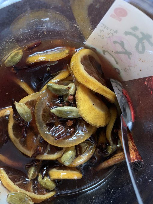 YouTube見てコーラの原液作ってみた。まあまあ近い感じの味だね 