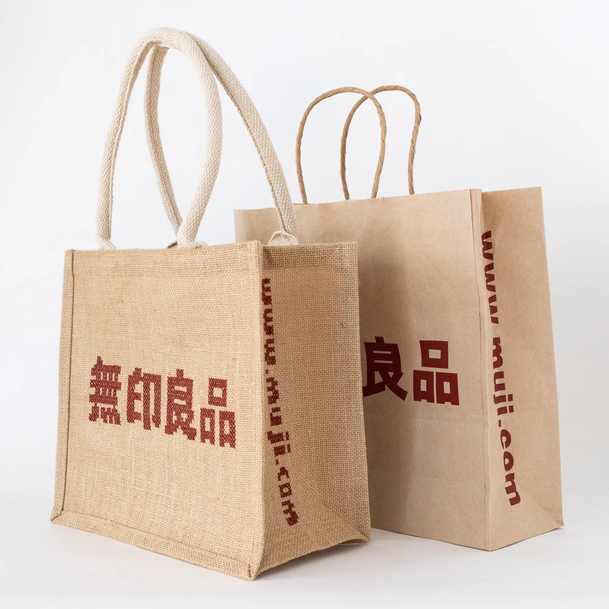 暇すぎて？！無印良品のエコバッグにダイソーで買った針と糸で刺繍したクオリティが凄い！