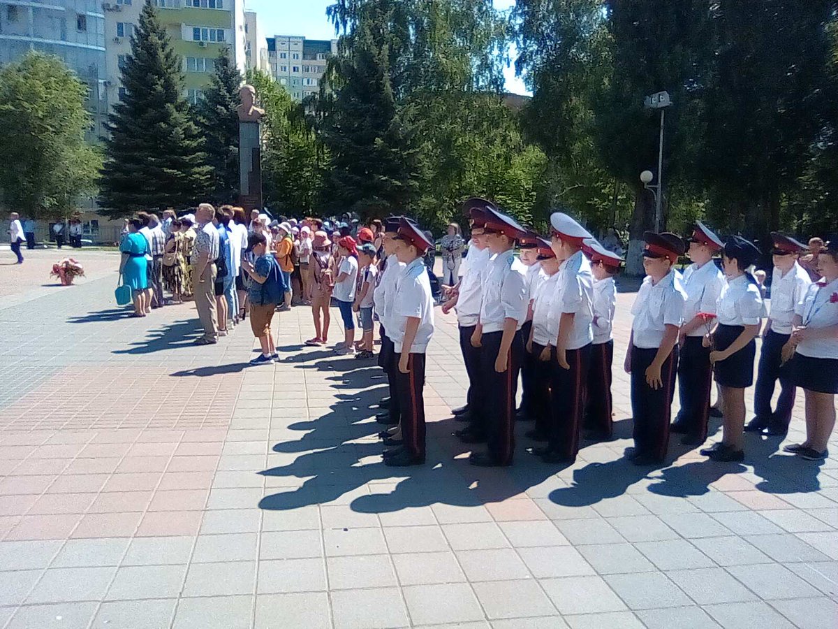 Учащиеся 5к1 класса приняли участие в торжественном митинге , который прошел в парке  Победы