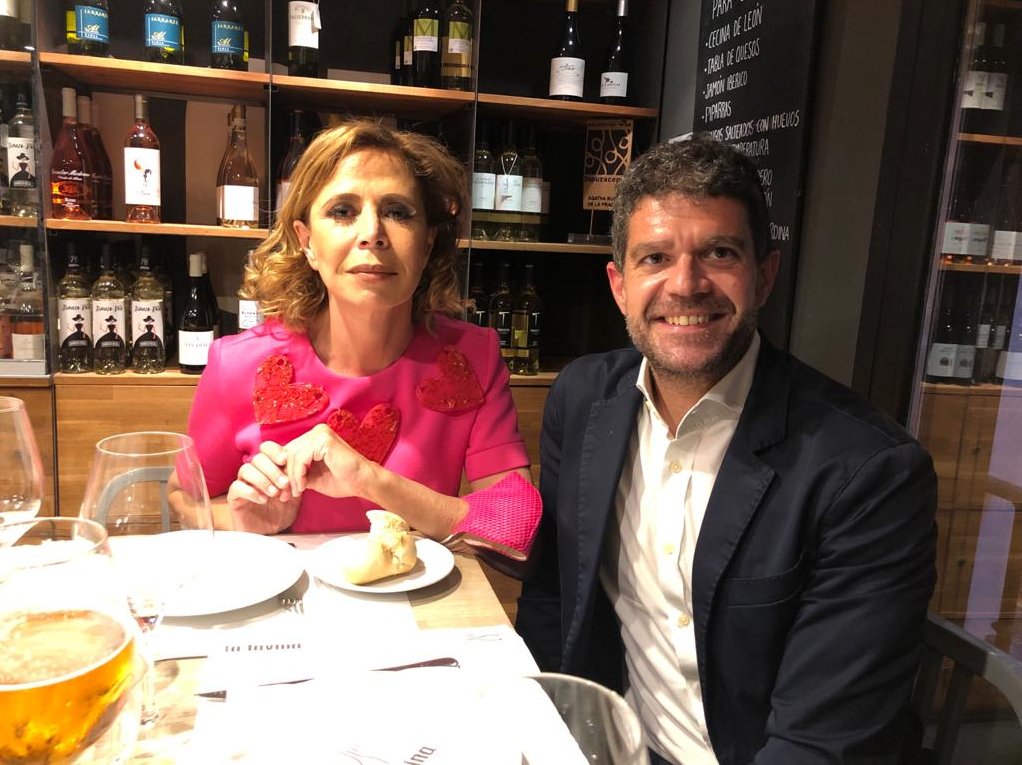 latavina's tweet photo. .@agathardlp en la foto con @javidoval director de
@lariojacom, cenando ayer en #latavina. La reconocida diseñadora nos visitó con motivo de la celebración de los premios #DePuraCepa,organizados por
@tvrioja
#restaurante #bardepinchos #vinoteca #callelaurel #quedamosenlatavina https://t.co/Eu7Bl1HdjU
