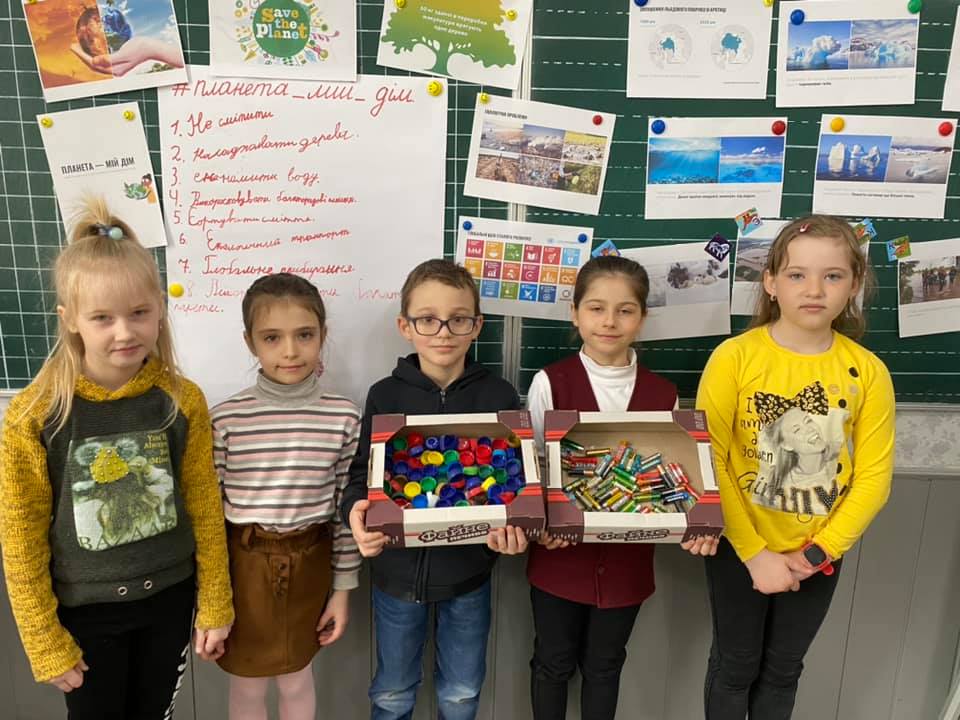 UNICEF_UA's tweet photo. ♻50 new air quality monitoring stations start operating in Ukraine thanks to active teachers & students! More than 4k teachers conducted #WorldLargestLessons on #climatechange. Winners learned how to collect air data&use the stations to protect our planet🌍 https://t.co/oxCRMCpOsL