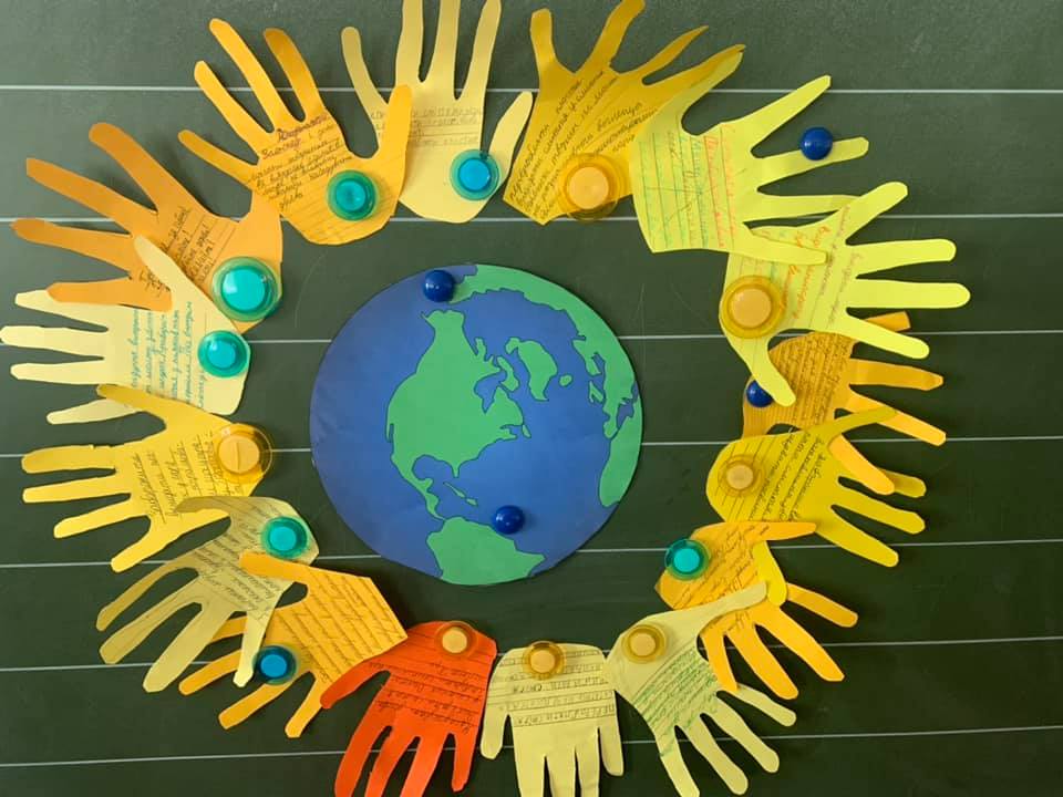 UNICEF_UA's tweet photo. ♻50 new air quality monitoring stations start operating in Ukraine thanks to active teachers & students! More than 4k teachers conducted #WorldLargestLessons on #climatechange. Winners learned how to collect air data&use the stations to protect our planet🌍 https://t.co/oxCRMCpOsL