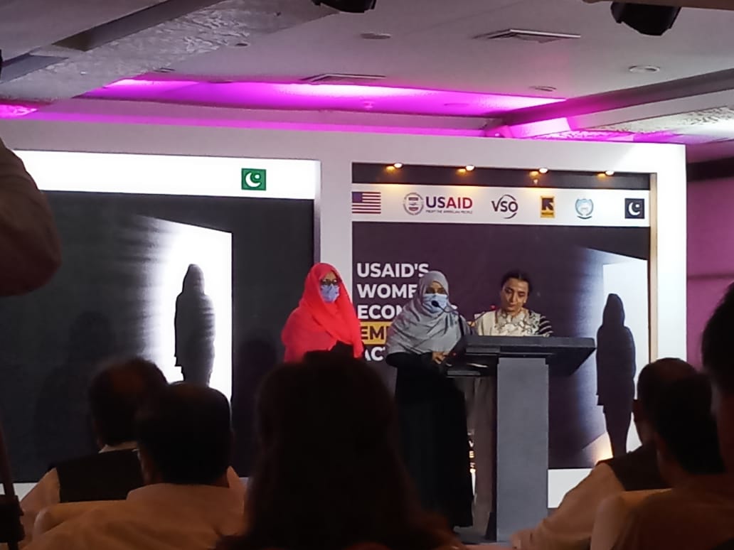 TheBoss98601's tweet photo. Hira is a herbalist, has her honey business and is empowered by her moms stance against her family. According to her, "there are hiras in everyhome and we shouldn't stop them from their dreams because of their gender.
#WEEALaunchEvent
@AliAiesha https://t.co/csn9ladiTD