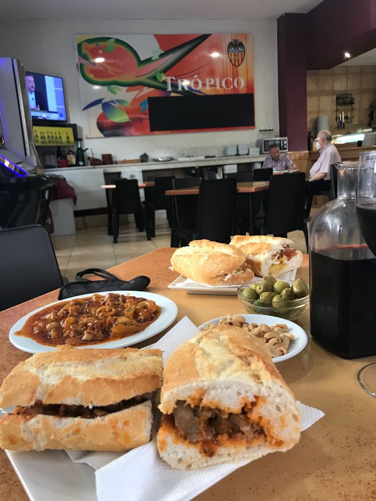 cacauencorfa's tweet photo. Hui hem sigut matiners per apropar-nos a esmorzar al #BarTropico
- ou, creilles i bacon (🍳🥔🐷) @cacauencorfa 🥜
- magre amb tomaca (🐷🍅 @cocadepanses
#Matiners #SanJoan
Paseu bon dia amics i amigues!!! 😘🥜🥜🥜🥜🥜 https://t.co/N4slD6axhj