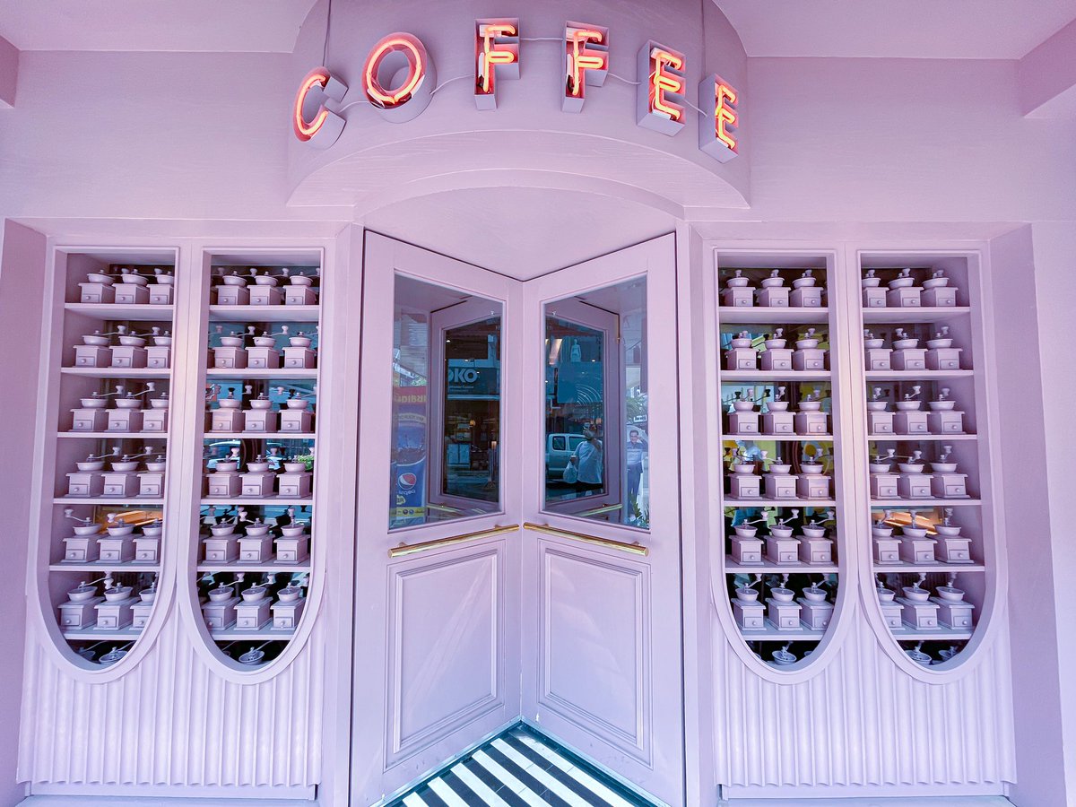 wii_kn's tweet photo. 📍The cassette coffee bar คาเฟ่ย่านสยาม ภายในร้านตกแต่งเป็นสีชมพู มีมุมให้ถ่ายรูปหลายมุม 💗💗💗 ตัวกาแฟไม่เข้มมาก ส่วนตัวให้ 7/10 @aroii @ReviewCafe_TH @Kin24hrs @starvingtime #รีวิวคาเฟ่ #reviewcafe #รีวิวสยาม https://t.co/TT6gKlYsOc