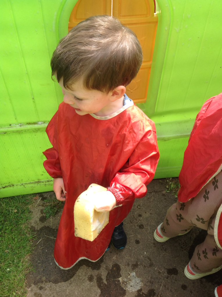 Hedgehogs loved helping each other to wash the playhouse! Of course, the sun helped. I wonder what we're going to use it for... ☀️🏠