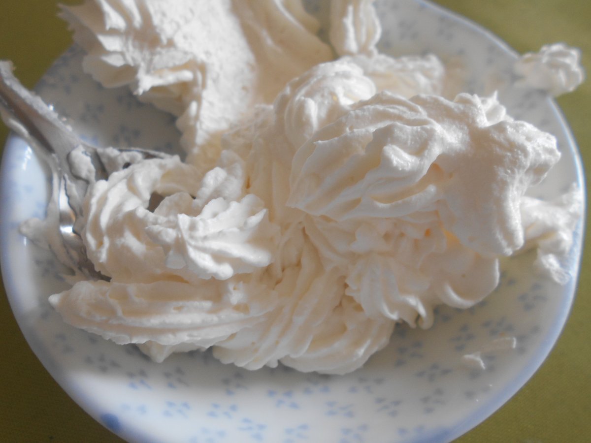 チョコゴリラ 市販のチューブ式の生クリームを買ってフルーツとかに塗って食べ ていたのですが 最後の方はそれもまだらっこしくなって 中身を全部出してそのまま食べていました 生クリーム