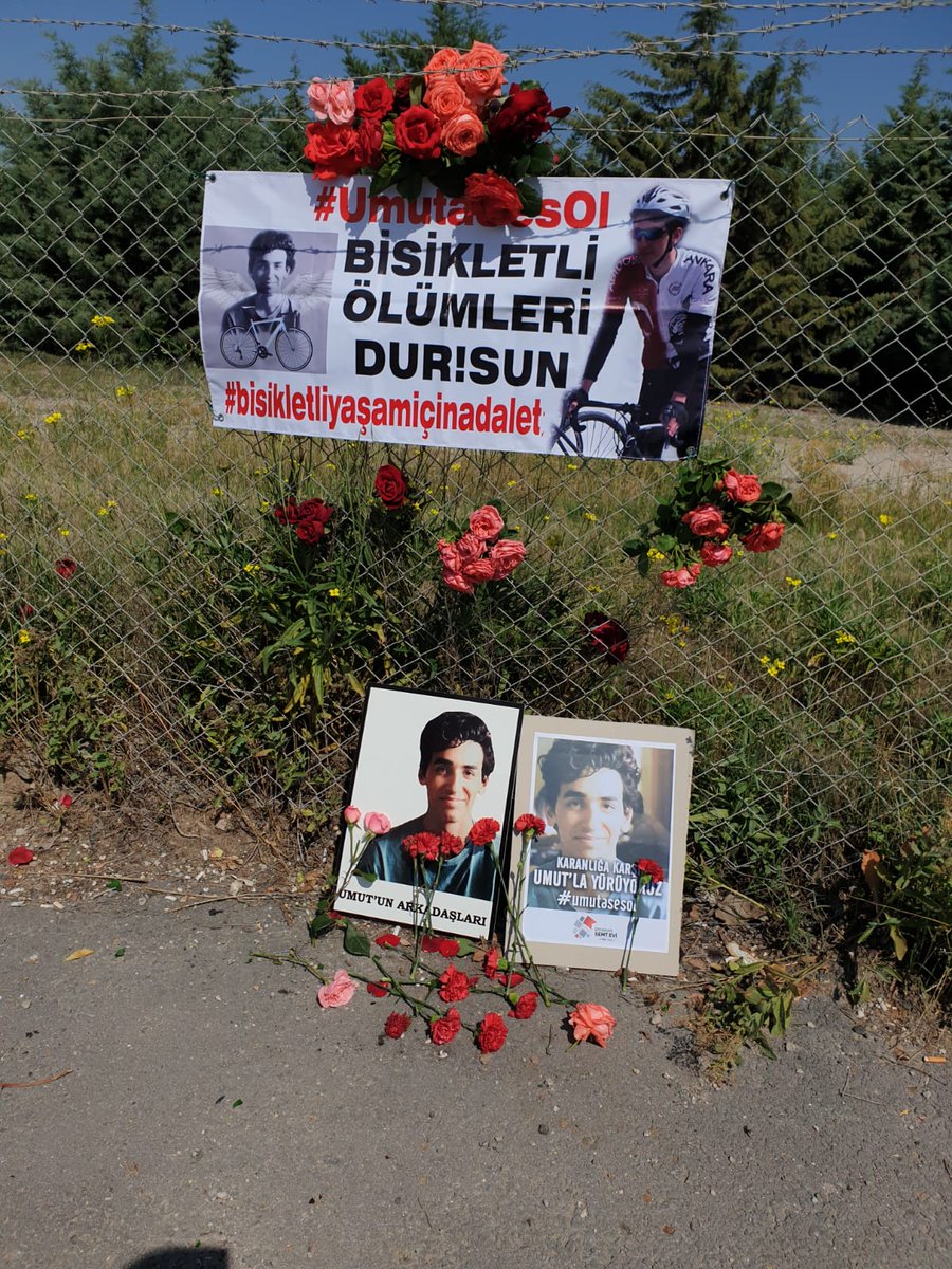 Umutun öldürüldüğü olay yerindeyiz 15 temmuz 2020 günü bu yolda bir cinayet işlendi Katilin İsmi Çağdaş Şenyüz 1.52 Promil alkolle trafiğe çıkabilme bilincindeydi sağladı hızını dörde katladı Umuta arkadan çarptı Umutu bu yolda ölüme bırakıp evine gitti...#umutasesol