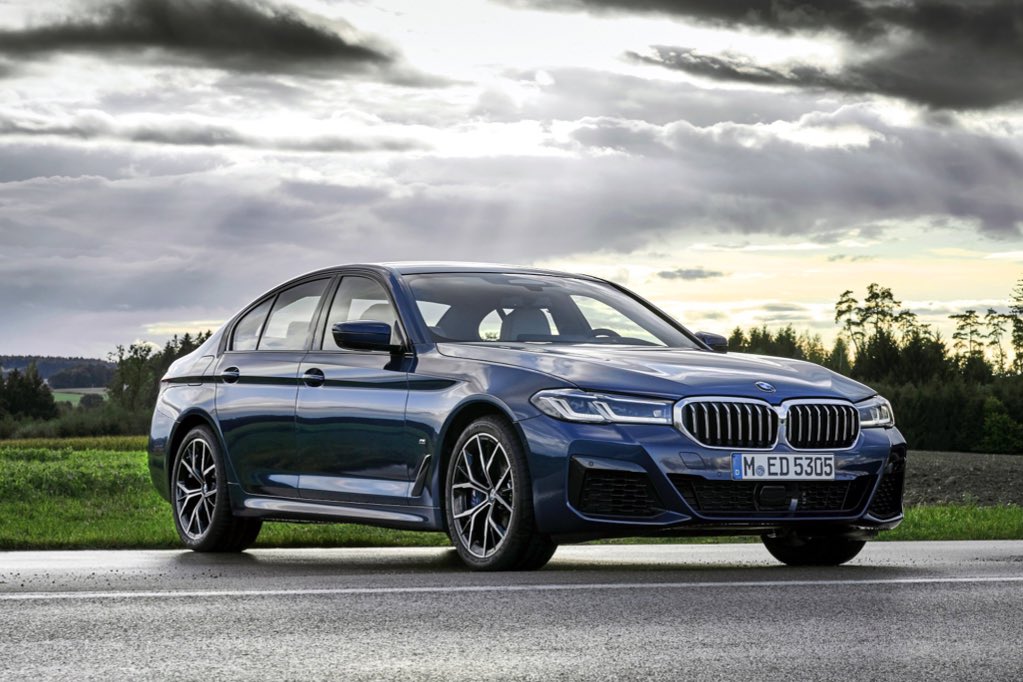 AarizRizvi's tweet photo. New BMW 5-Series is here in India 🇮🇳, looks classy 🤩
- BMW 530i M Sport - ₹62.90 Lakhs
- BMW 520d Luxury Line - ₹63.90 Lakhs
- BMW 530d M Sport - ₹71.90 Lakhs
- All prices ex-showroom
@bmwindia #TheNew5 https://t.co/P8njnpTqR1