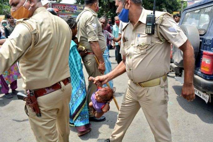SanjayV_INC's tweet photo. जब पुलिस ही बन जाये अत्याचारी तो क्या बात कहे इसके आगे...

इतनी क्रूरता हमारी रक्षा करने वालो के अंदर यह तस्वीर भयावक है इंसानियत के लिए। https://t.co/6oHuE8mTm5