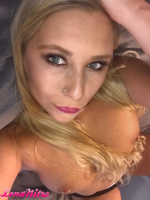 Huhu... Ich w&uuml;nsche einen sch&ouml;nen Donnerstag 😘  Schreibe mir auf https://t.co/kUnH8YcEzK doch einfach