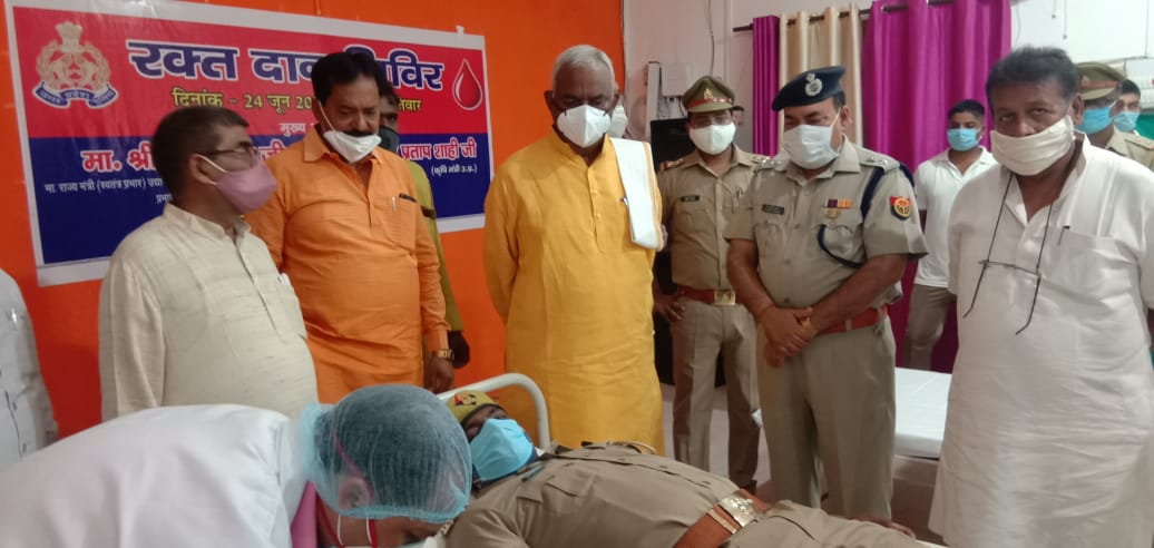 DeoriaPolice's tweet photo. #policelinedeoria में रक्त दान शिविर में जनपद देवरिया के पुलिस लाइन, समस्त थानों एवं शाखाओं में नियुक्त पुलिस अधिकारी/कर्मचारी द्वारा रक्त दान किया जा रहा है। @Uppolice @dgpup @AdgGkr @diggorakhpur https://t.co/OBbmfL0iV3
