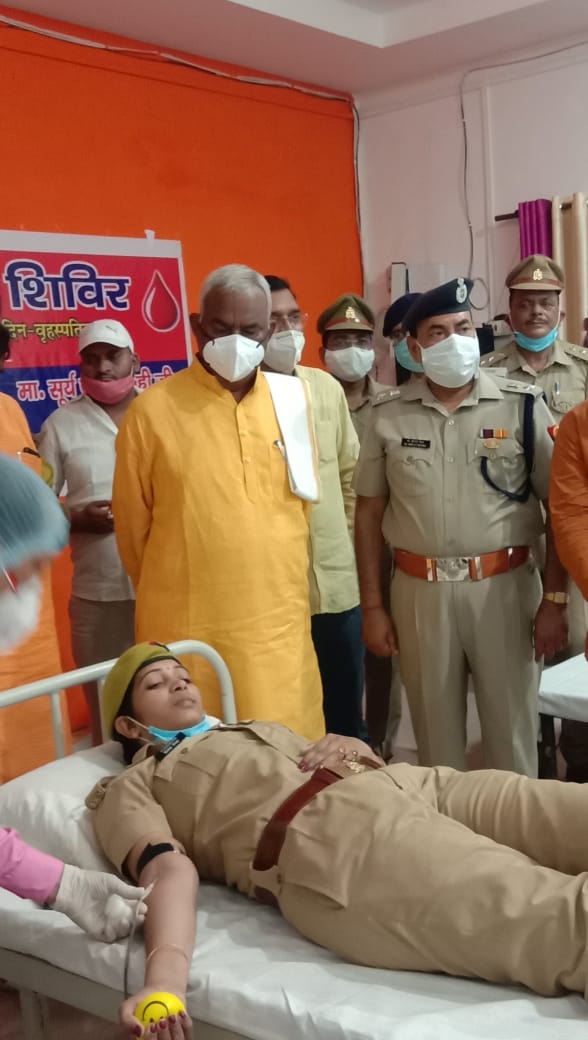 DeoriaPolice's tweet photo. #policelinedeoria में रक्त दान शिविर में जनपद देवरिया के पुलिस लाइन, समस्त थानों एवं शाखाओं में नियुक्त पुलिस अधिकारी/कर्मचारी द्वारा रक्त दान किया जा रहा है। @Uppolice @dgpup @AdgGkr @diggorakhpur https://t.co/OBbmfL0iV3
