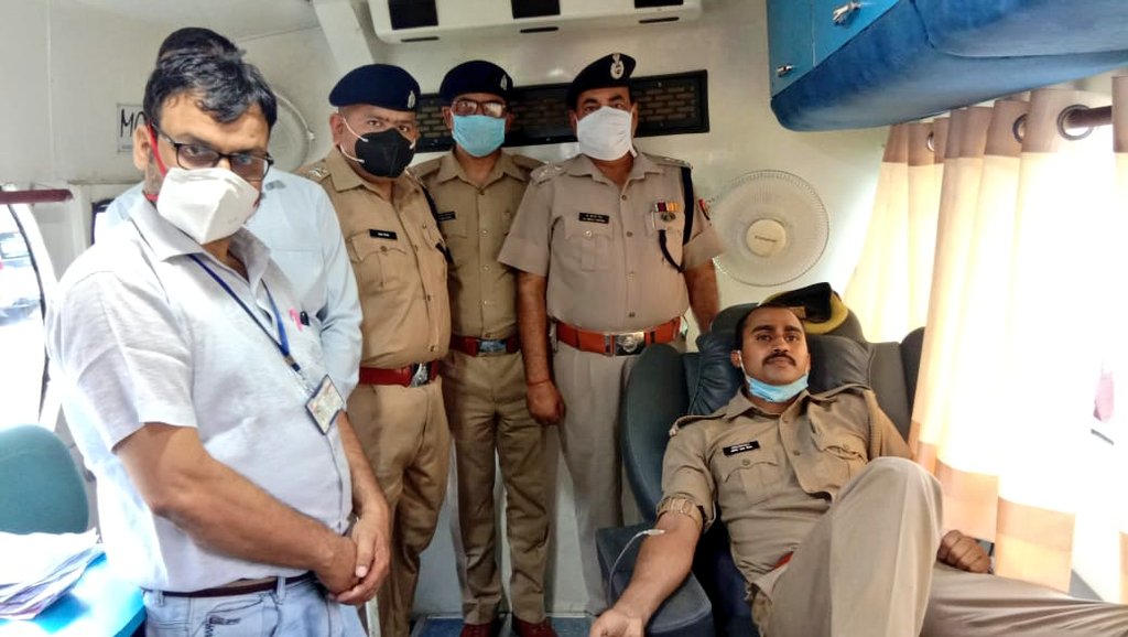 DeoriaPolice's tweet photo. #policelinedeoria में रक्त दान शिविर में जनपद देवरिया के पुलिस लाइन, समस्त थानों एवं शाखाओं में नियुक्त पुलिस अधिकारी/कर्मचारी द्वारा रक्त दान किया जा रहा है। @Uppolice @dgpup @AdgGkr @diggorakhpur https://t.co/OBbmfL0iV3