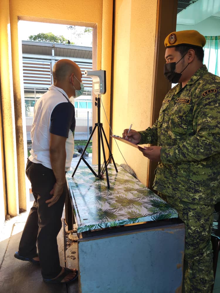 RELAkulai's tweet photo. 24 Jun 2021 (Khamis)

PENUGASAN SARINGAN KESIHATAN

- CIQ KSAB, Tg Kupang, Gelang Patah  

#SetiaBerbakti
#DariRakyatBersamaRakyatUntukRakyat

@yahyakgc @msrz81 @KDNPUTRAJAYA @Hasni_Johor @mynadma @MKNJPM @relamalaysia @JPAMJohor  @japenjohor 

UMR KULAI | PT (U) BAIZURA

1/2 https://t.co/6Vb5Qf2tuo