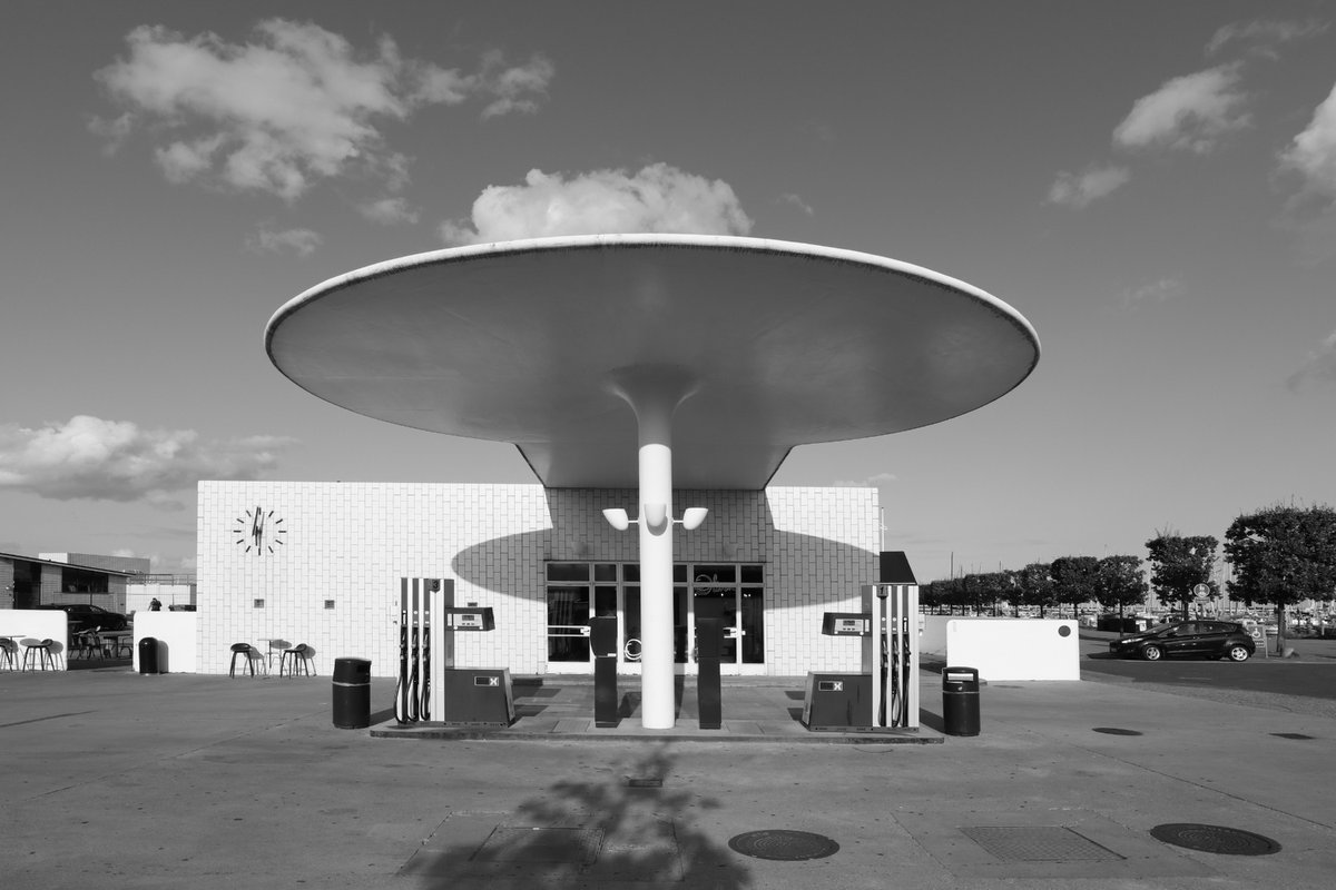 thelinkberlin's tweet photo. #JuevesDeArquitectura + https://t.co/8penJMJ7S3:
Tankstelle, Skovshoved, Arne Jacobsen, 1936. Unter #Denkmalschutz seit 1986.
Unsere Ausstellung #gesamtkunstwerke2020: bis 27.6.21 im #Felleshus, Rauchstr. 1, Berlin-Tiergarten.
#ArneJacobsen #OttoWeitling #swfoto Foto © Jan Dimog https://t.co/ExtwkdaB9y