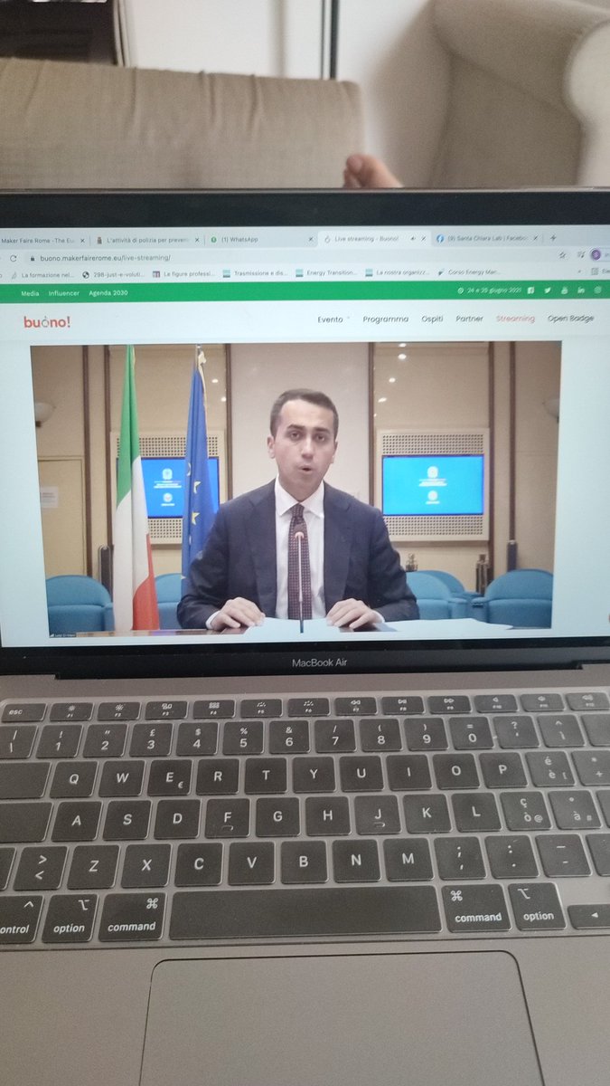 Noi di <a href="/RuralHackIt/">RuralHack</a> ci siamo! Voi potete seguire la diretta su buono.makerfairerome.eu a parlare ora abbiamo <a href="/luigidimaio/">Luigi Di Maio</a>