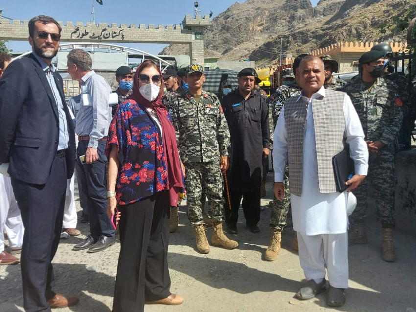 EUPakistan's tweet photo. Visit to Torkham border provides important insights to Pakistan’s border management, 🇦🇫🇵🇰 #trade, #migration  and 🇪🇺 #humanitarian assistance. Ambassador 
@AKaminara honoured to be hosted by the legendary Khyber Rifles. #EUPak https://t.co/Sd4Q4M2GbT