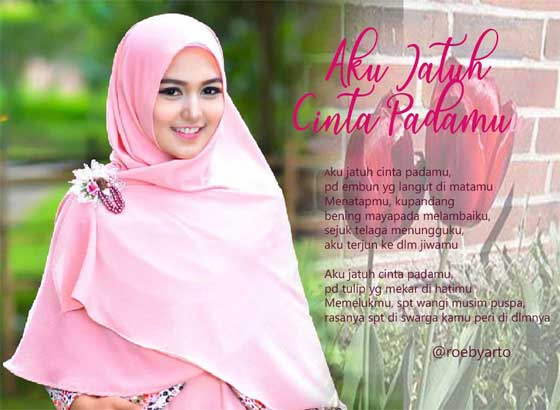 Aku jatuh cinta padamu, pd embun yg langut di matamu
Menatapmu, kupandang bening mayapada melambaiku, sejuk telaga menungguku, aku terjun ke dlm jiwamu

Aku jatuh cinta padamu, pd tulip yg mekar di hatimu Memelukmu, spt wangi musim puspa, rasanya spt di swarga kamu peri di dlmnya