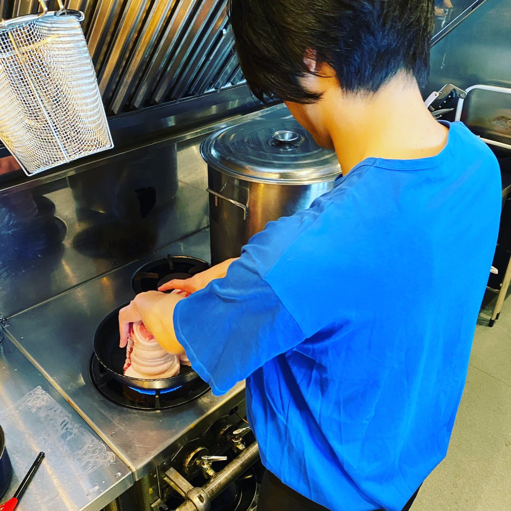 usuihideto's tweet photo. 社員にチャーシューの作り方を伝授した。
伝えた事はただ一つ。
「ブタさんの声を聞きなさい」
ブヒ
#耳をすませば #チャーシュー #ラーメン #bartriangle #triangle #トライアングル #barトライアングル https://t.co/M9obL2fJ7q